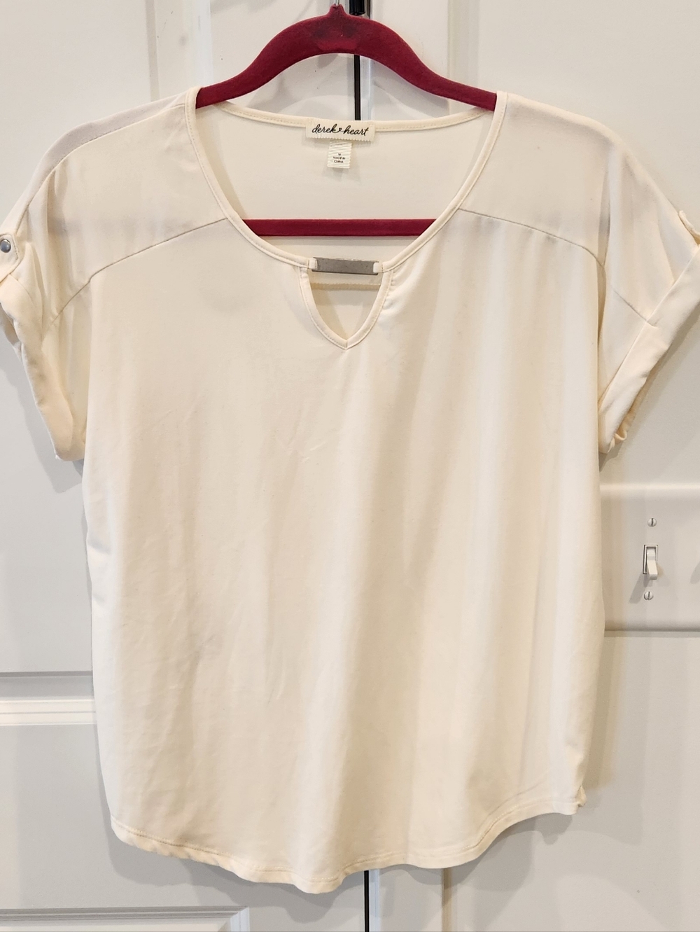 Derek Heart Cream Short Sleeve Keyhole Tee